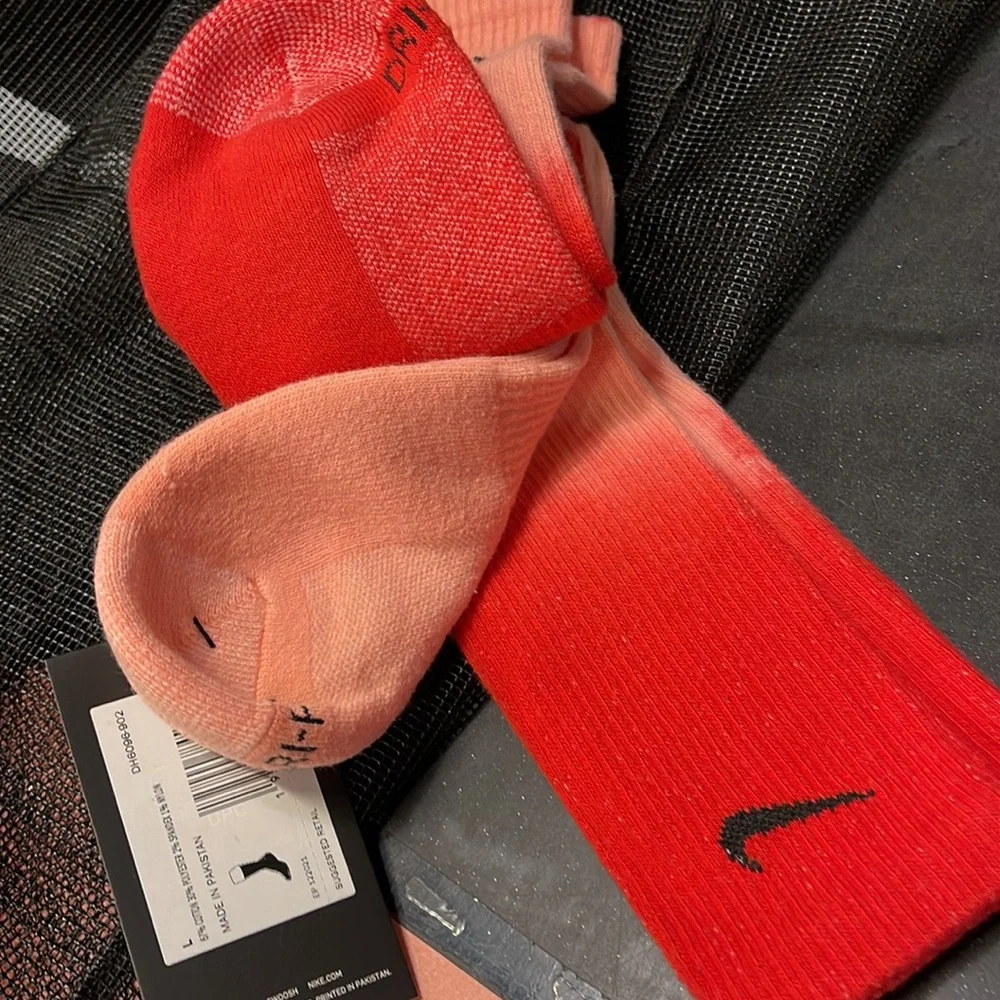 Nike Everyday Plus Cushioned
Multi-Color
Size L
Crew Socks (2 Pairs)
DH6096-902 - Picture 13 of 15